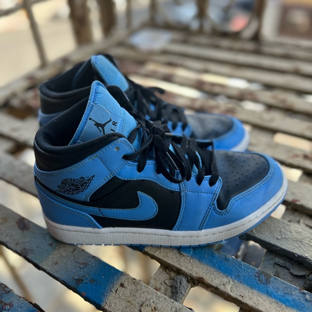 Air Jordan 1 mid University blue good condition